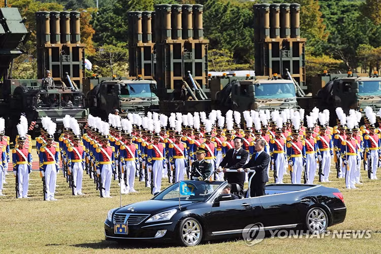 Hình ảnh Tổng thống Hàn Quốc Moon Jae-in duyệt đội danh dự đại diện các binh chủng của Quân đội Hàn Quốc. Nguồn ảnh: Yonhap.