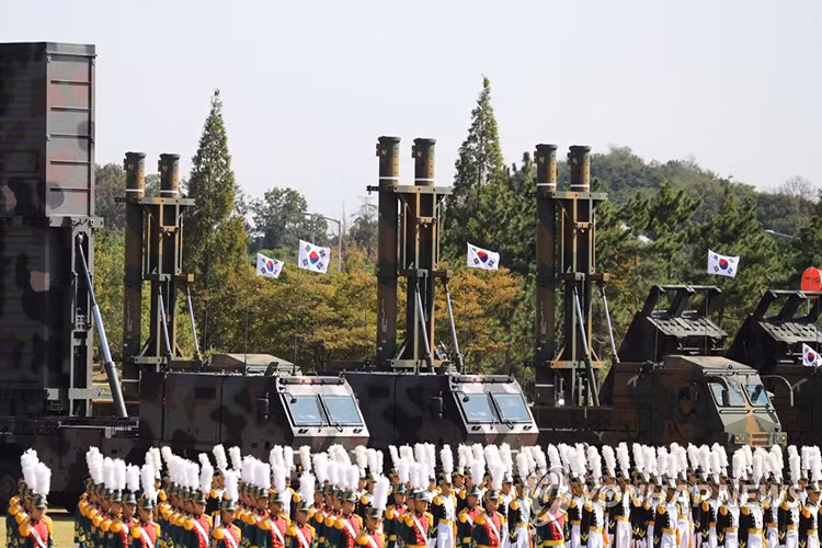 Từ bên trái qua là hệ thống tên lửa đạn đạo Hyunmoo-2, hệ thống tên lửa hành trình Hyunmoo-3 và các hệ thống pháo phản lực phóng loạt MGM-140 nền tảng sức mạnh lực lượng tên lửa chiến lược của Quân đội Hàn Quốc. Nguồn ảnh: Yonhap.