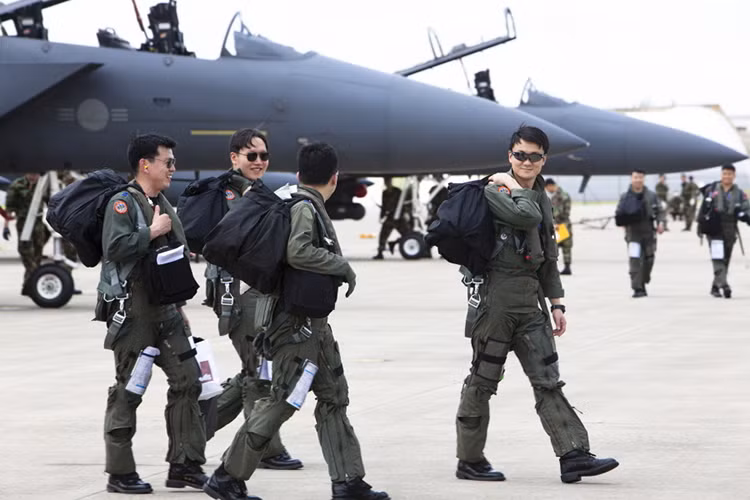 Nhưng về tổng thể Không quân Hàn Quốc vẫn có thể tự bảo vệ mình trước các mối đe dọa từ bên ngoài mà cụ thể ở đây là từ phía bên kia bán đảo. Khi Seoul có sức mạnh không quân áp đảo hơn hẳn Bình Nhưỡng và đây sẽ là lực lượng chủ lực giúp Hàn Quốc tấn công phủ đầu kẻ thù khi cần khi thiết. Nguồn ảnh: instiz.net.