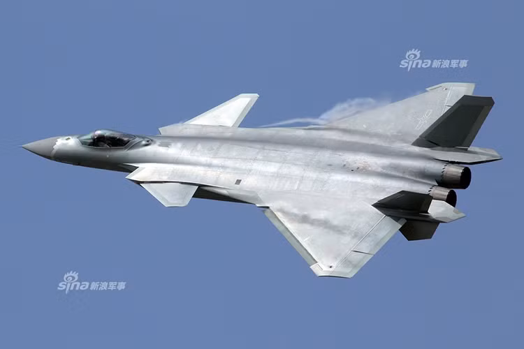 Về cấu hình và thông số của J-20 hiện tại Trung Quốc vẫn chưa tiết lộ một bảng thông số kỹ thuật cụ thể do nó có quá nhiều sự thay đổi qua các nguyên mẫu, nhưng nhìn chung J-20 sẽ sở hữu hệ thống động cơ phản lực nội địa WS-10G do Trung Quốc tự phát triển, hệ thống vũ khí đi kèm của nó cũng tương tự thiên về khả năng không chiến hơn là đa năng. Nguồn ảnh: Sina.