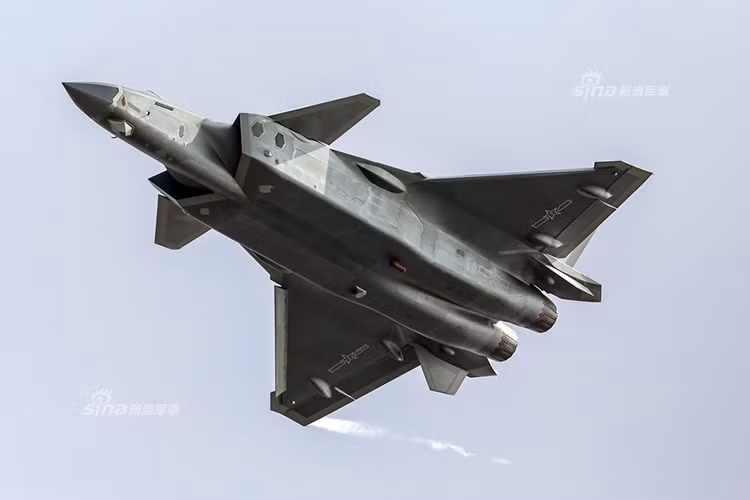 Sự hiện diện của J-20 trong biên chế Không quân Trung Quốc cũng tạo nên mối quan ngại đối với tình hình bất ổn trong khu vực châu Á hiện tại, khi nó có thể sẽ khơi mào một cuộc chạy đua vũ trang mới đã có phần lắng xuống trong thời gian gần đây. Và họ bị buộc phải tự tìm cách bảo vệ mình trước cái mối đe dọa mới từ bên ngoài. Nguồn ảnh: Sina.