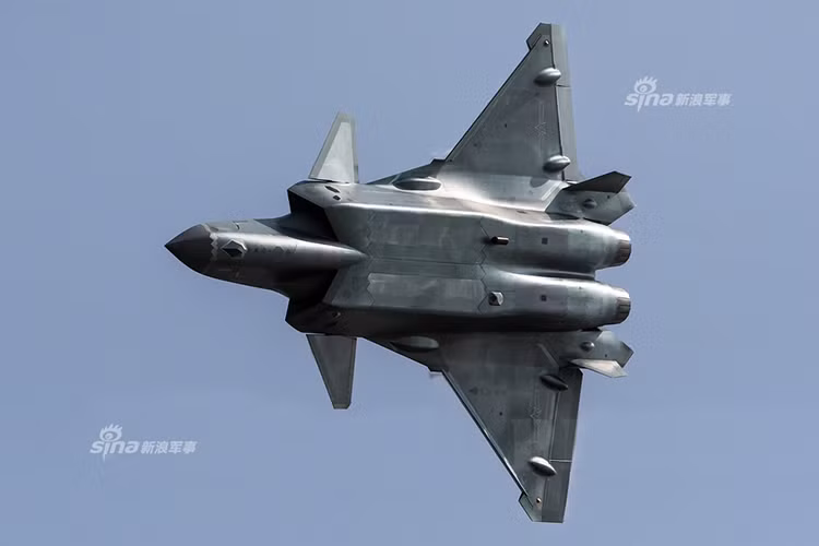 Nói điều này là bởi giá trị của mỗi chiếc J-20 hiện tại đã lên đến con số 121 triệu USD tương đương 800 triệu nhân dân tệ, gấp đôi con số ban đầu mà Trung Quốc dự định khi sản xuất J-20 trong mức 60 triệu USD mỗi chiếc. Phát sinh này chính là một trong những nguyên nhân khiến Không quân Trung Quốc phải mua thêm Su-35 từ Nga, chứ không đơn thuần là tìm kiếm thêm công nghệ để hoàn thiện J-20 hay J-31. Nguồn ảnh: Sina.