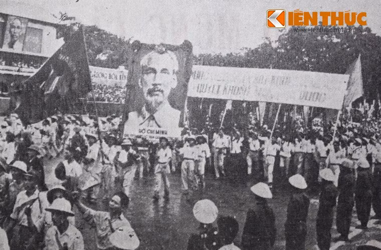 Đại diện các tầng lớp quần chúng Hà Nội tham gia lễ duyệt binh kỷ niệm 10 năm thành lập Việt Nam dân chủ cộng hòa.