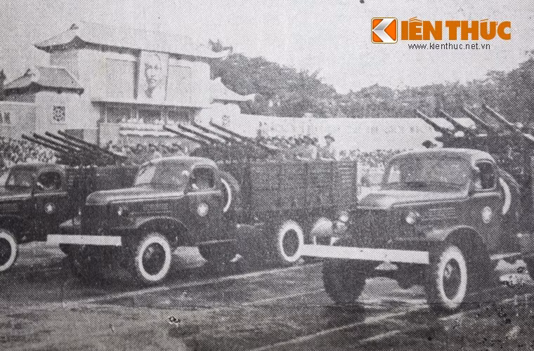 Khối chiến sĩ pháo binh với các khẩu pháo không giật đặt trên xe tải.