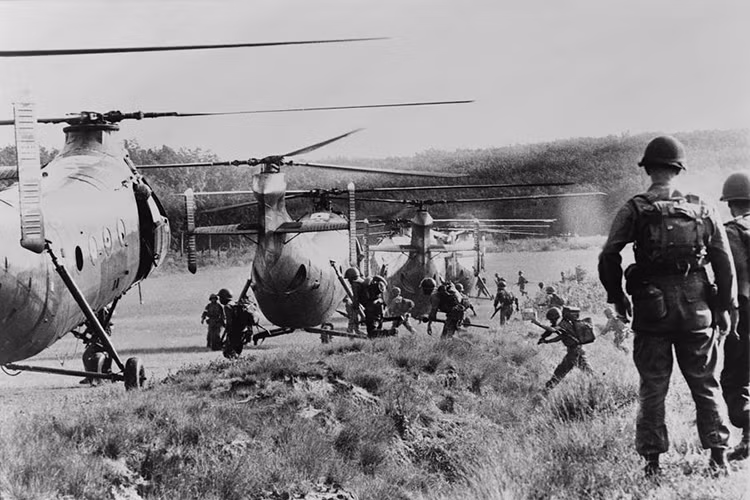 Quân đội Mỹ bắt đầu triển khai H-21 tới Việt Nam vào đầu năm 1961 như những bước thử nghiệm ban đầu cho “trực thăng vận”, khi mẫu trực thăng này được kỳ vọng sẽ trở thành phương tiện chính giúp Lầu Năm Góc xua quân tới mọi ngóc ngách ở miền Nam Việt Nam. Bước đầu họ đã thực hiện được điều đó. Nguồn ảnh: Emaze.