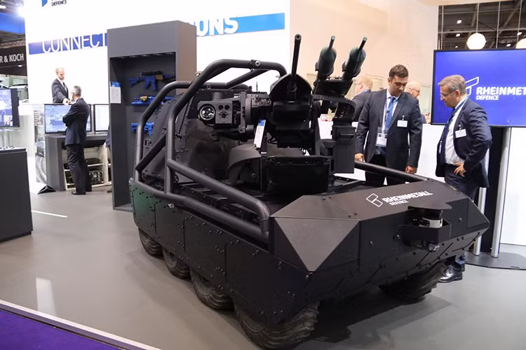 MM UGV nặng khoảng 750kg, có tải trọng trên 600kg với các hoạt động thông thường, 300kg khi lội nước và nếu sử dụng thêm pin nhiên liệu mở rộng nó có thể hoạt động liên tục tới 24 giờ. Tốc độ di chuyển tối đa của MM UGV lần lượt là 40km/h trên mặt đất và 5km/h khi lội nước. Nguồn ảnh: Army Recognition.