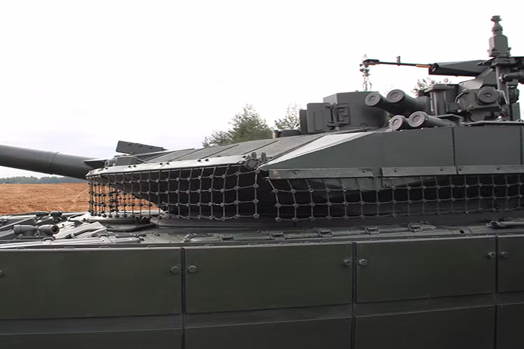 Theo đó so với hình ảnh xuất hiện trước đó, xung quanh tháp pháo của T-90M được trang bị giáp lồng chống đạn chống tăng nổ lõm từ các dòng súng chống tăng như RPG- 7. Nhưng ở biến thể mới nó lại được trang bị giáp lưới với tính năng tương tự. Nguồn ảnh: bmpd.livejournal.