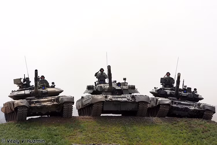 Nhìn chung, với gói nâng cấp ở hai biến thể T-90M hay T-80BVM khả năng chiến đấu của các đơn vị bộ binh cơ giới Nga sẽ được nâng lên một tầm cao mới, khi chúng ngày càng được tối ưu hóa cho tác chiến hiện đại. Nhưng nhìn xa hơn nền tảng xe tăng tương lai của Quân đội Nga vẫn sẽ là Armata hay ít nhất các biến thể chiến đấu bọc thép được phát triển từ nó. Trong ảnh lần lượt từ trái qua là T-90S, T-80UD và T-90A. Nguồn ảnh: Vitaly Kuzmin.