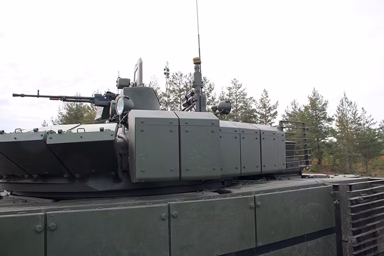 Tháp pháo của T-80BVM cũng được bảo vệ toàn diện hơn và nhiều khả năng hệ thống giáp phản ứng nổ ERA cũ trên T-80BV đã được thay thế bằng Relikt. Còn hệ thống phòng vệ chủ động trên mẫu nâng cấp này thì vẫn chưa được công bố nhưng phần nhiều là sẽ được trang bị. Nguồn ảnh: bmpd.livejournal.