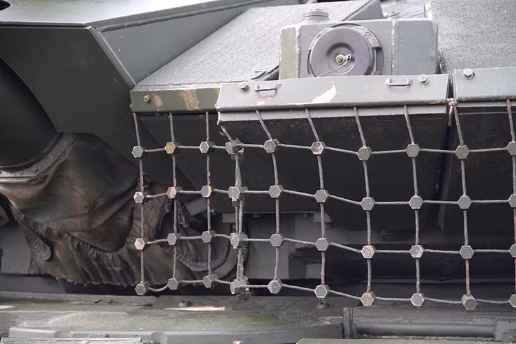Biến thể này của T-90, có tên gọi là T-90M "Proryv-3" có thiết kế tương tự như T-90MS từ cấu trúc tháp pháo tương tự cho đến việc được trang bị tổ hợp vũ khí tự động UDP T05BV-1. Tuy nhiên giữa chúng cũng có một số vài điểm khác biệt rõ rệt. Cận cảnh giáp lưới chống đạn RPG của T-90M, nhiều khả năng sự thay đổi này là nhầm đơn giản hóa việc thay thế các tấm giáp khi bị hư hỏng, bản thân giáp lưới này mỗi xe tăng có thể tự mang theo được. Nguồn ảnh: bmpd.livejournal.