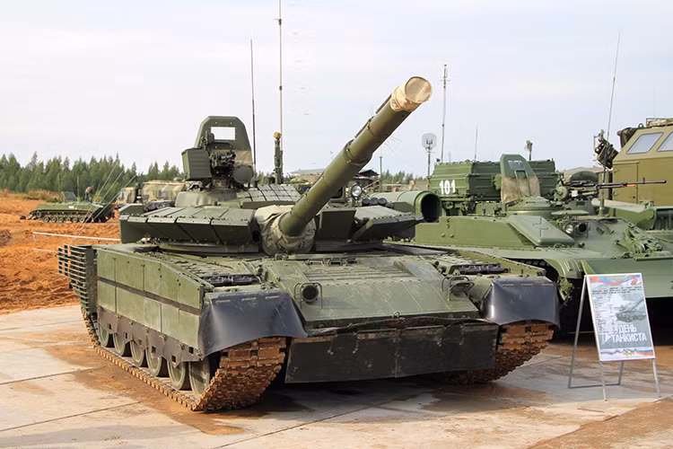 Cái tên tiếp theo có thể khiến T-14 Armata bị xếp xó là T-80BVM biến thể mới nhất của dòng xe tăng chiến đấu chủ lực T-80BV, với thiết kế hoàn toàn mới với đặc điểm nhận dạng đặc trưng là thông qua hệ thống giáp phòng vệ mà nó được trang bị, nhiều khả năng là Relikt tương tự như trên T-90M. Nguồn ảnh: bmpd.livejournal.