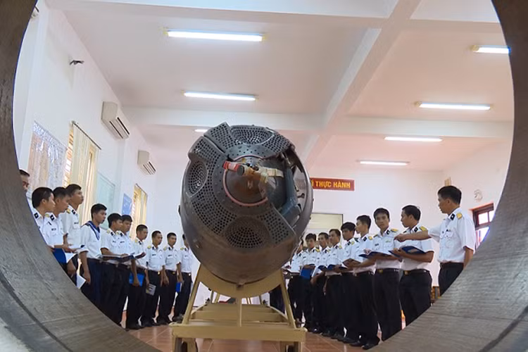 Nhờ được huấn luyện bài bản trước đó nên bộ đội đã quen với các tình huống tác chiến có tần suất cao, tình huống phức tạp. Đảng ủy, chỉ huy Lữ đoàn có điều kiện kiểm nghiệm, điều chỉnh phương án, khả năng sẵn sàng chiến đấu và trình độ phối hợp hiệp đồng với các đơn vị, cụm lực lượng. Nguồn ảnh: Báo Hải quân Việt Nam.