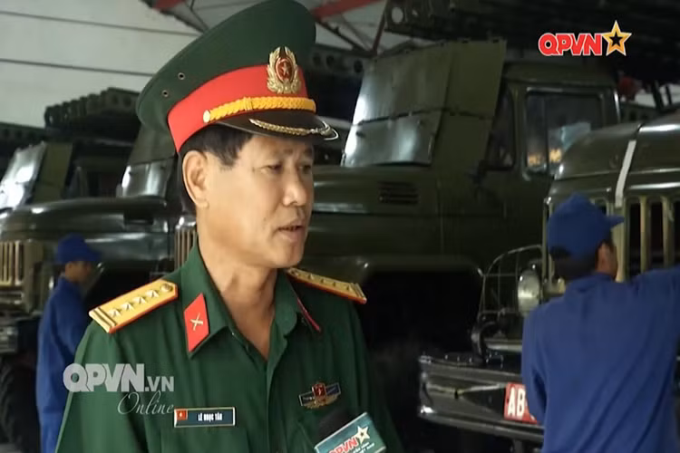 Đại tá Lê Ngọc Tân – Phó Tư lệnh Quân đoàn 2 trong một đợt kiểm tra công tác xây dựng kho chính quy, an toàn tại các đơn vị kỹ thuật thuộc Quân đoàn 2. Bên cạnh ông chính là các tổ hợp pháo phản lực BM-13 Katyusha. Nguồn ảnh: QPVN.