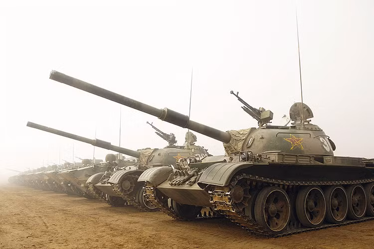 Sau khi Chiến tranh Lạnh kết thúc, Type 59 càng được phát triển thành nhiều biến thể khác nhau với ít nhất 8 biến thể mới bên cạnh các biến thể Type 59 II và Type 59D. Trong giai đoạn này Type 59 cũng bắt đầu thay đổi thiết kế với việc được trang bị thêm hệ thống phòng vệ với giáp phản ứng nổ ở các vị trí yếu nhất của xe. Nguồn ảnh: Wikipedia.