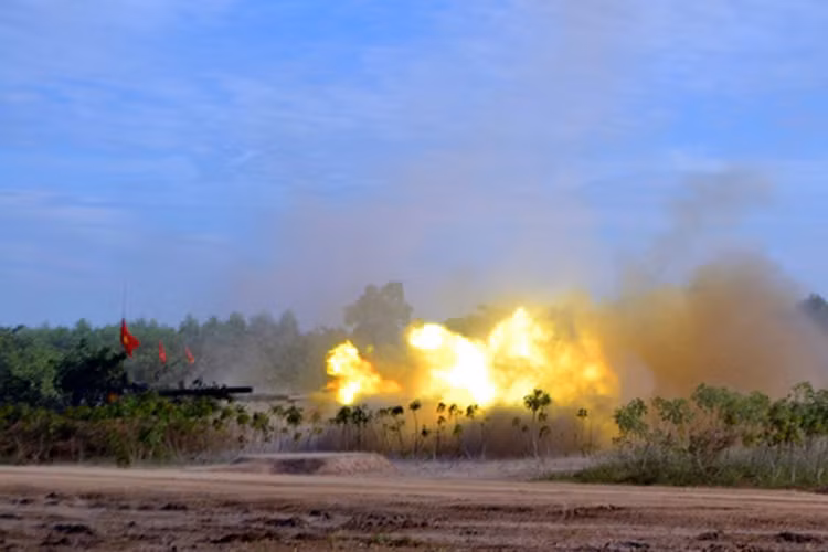 Xe tăng Type 59 thực chất là một biến thể nội địa hóa của dòng xe tăng T-54A của Liên Xô trước đây, được Trung Quốc chế tạo và thử nghiệm trong năm 1958 trước khi nó được đưa vào trang bị chính thức trong năm 1959. Theo thống kê có khoảng 9.500 chiếc Type 59 được chế tạo trong giai đoạn từ 1958-1980. Nguồn ảnh: QĐND.