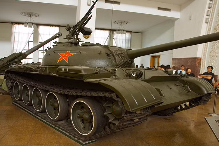 Type 59 ban đầu sử dụng pháo 100mm như T-54 sau đó một vài phiên bản nâng cấp lại sử dụng pháo 105mm. Với hiệu quả của pháo 105mm trên Type 59, các biến thể tiếp theo của dòng xe tăng này đều được tiêu chuẩn hóa với mẫu pháo chính mới. Đây có thể được xem là nâng cấp sáng nhất của Type 59 trong giai đoạn từ đầu những năm 1980. Nguồn ảnh: baidu.com.