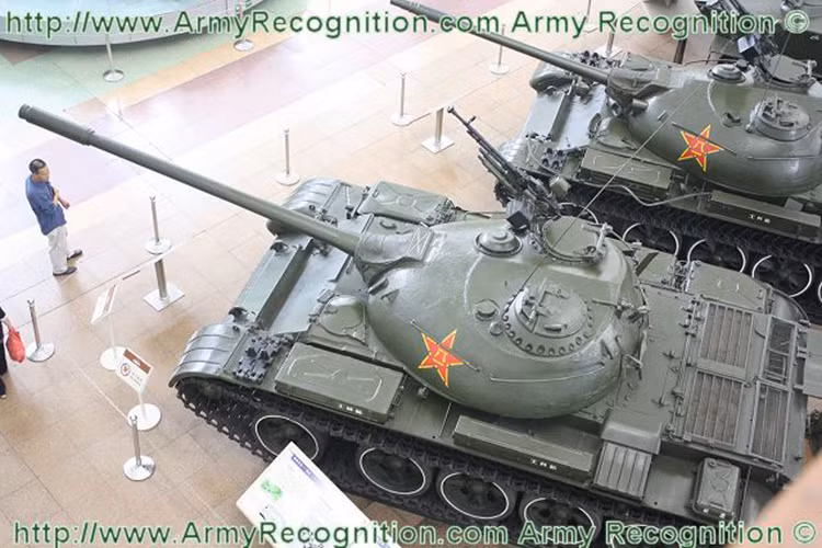 Dù đã khá lỗi thời nhưng hiện nay Type 59 vẫn được sử dụng ở khá nhiều quốc gia trên thế giới với nhiều biến thể khác nhau kể cả nơi khai sinh ra nó. Với số lượng xe tăng còn hoạt động lên đến hơn 5.000 chiếc. Nguồn ảnh: Army Recognition.