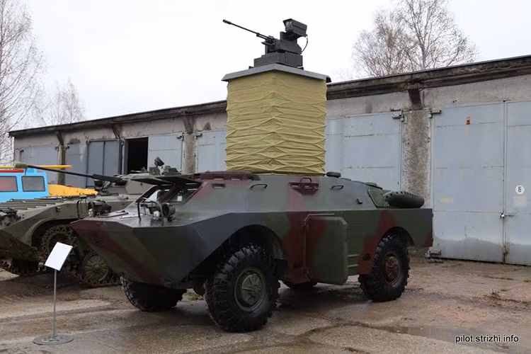 Trong ảnh là một biến thể nâng cấp tự động hóa hoàn toàn BRDM-2 do Belarus phát triển, biến thể này đã loại bỏ hoàn toàn tháp pháo 14.5mm trên xe và thay vào đó là một tổ hợp vũ khí điều khiển tự động 12.7mm có khả năng nâng lên hạ xuống. Nguồn ảnh: samoletchik.