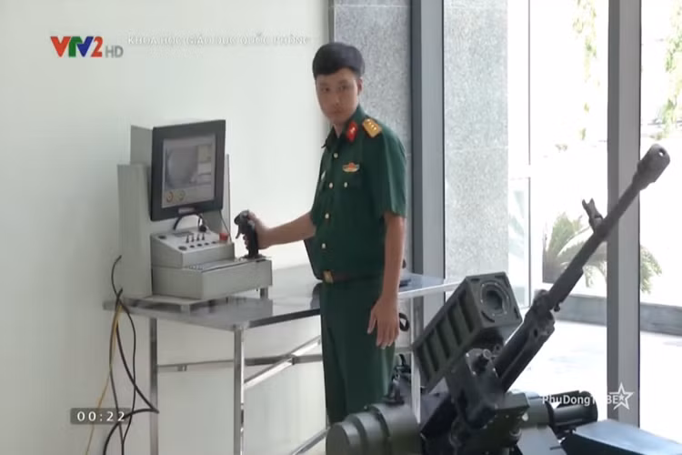 Hiện tại, Việt Nam đã chế tạo và thử nghiệm thành công tổ hợp vũ khí phòng không tự động 12.7mm, do đó ta có thể chủ động sử dụng tổ hợp vũ khí này lên trên biến thể nâng cấp của BRDM-2 thay cho tháp pháo súng máy 14.5mm kiểu cũ. Nguồn ảnh: QĐND.