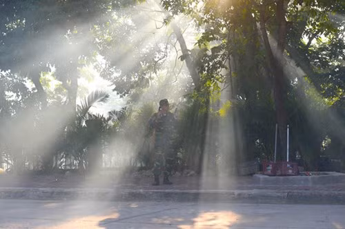 Làm nhiệm vụ cảnh giới cho lực lượng đột kích vào toà nhà.