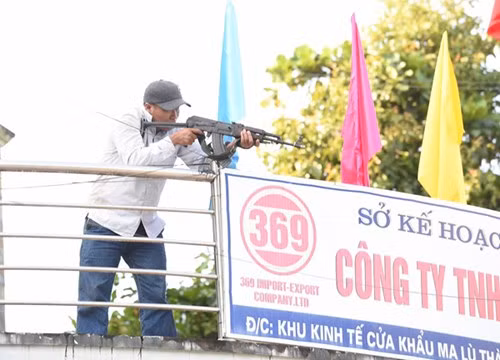 Phần tử khủng bố bắt cóc con tin, cố thủ trong tòa nhà.
