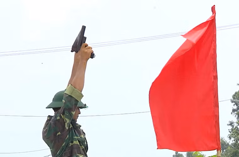 Mới đây, huyện Thanh Trì tổ chức diễn tập bảo vệ trị an, kiểm tra, đánh giá việc vận hành cơ chế phối kết hợp giữa các lực lượng, các cơ quan; khả năng cơ động của các lực lượng trong xử lý các tình huống chiến đấu bảo vệ an ninh trật tự và an toàn xã hội tại địa phương. Ảnh: Đại diện cơ quan quân sự huyện Thanh Trì bắt pháo hiệu, thông báo cuộc diễn tập bắt đầu được triển khai. Ngay sau đó, tiếng kẻng báo cháy vang lên.