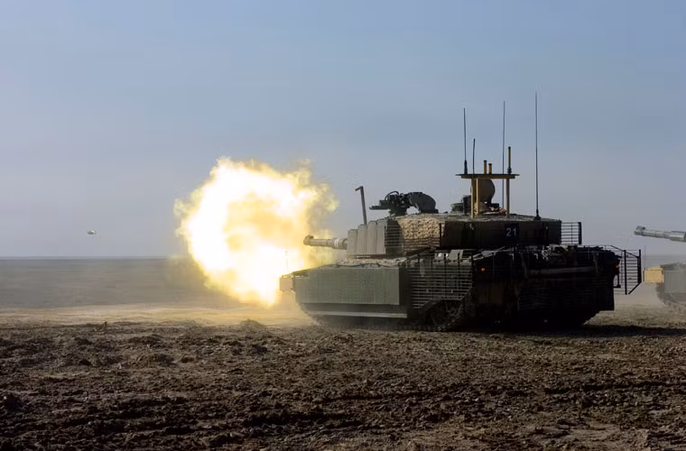 Về hỏa lực, Challenger 2 được trang bị pháo rãnh xoắn L30 cỡ 120mm có thể bắn nhiều loại đạn xuyên giáp. Đặc biệt nó cũng có thể bắn đạn xuyên với đầu thanh xuyên làm bằng vật liệu Uranium (làm giàu cấp độ thấp) như M1 Abrams.