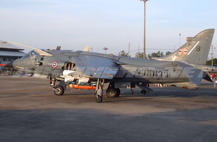 Máy bay chiến đấu AV-8S Matador là biến thể xuất khẩu của mẫu AV-8A Harries thuộc dòng máy bay chiến đấu có khả năng cất hạ cánh thẳng đứng hoặc đường băng ngắn (V/STOL) Hawker Siddeley Harrier (Anh sản xuất). AV-8S có thể được xếp vào thế hệ đầu tiên của dòng máy bay Harrier, thế hệ 2 chính là mẫu Sea Harrier hay AV-8B Harrier II (phục vụ trong Thủy quân Lục chiến Mỹ).