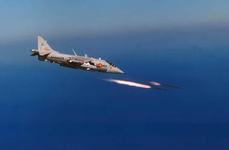 Hỏa lực của AV-8S Matador cũng hết sức hạn chế với tải trọng tối đa chỉ là 2,26 tấn cho phép mang 4 cụm ống phóng rocket với 18 đạn 68mm/ống hoặc hai đạn tên lửa đối không AIM-9 hoặc bom thông thường, bom dẫn đường trên 4 giá treo cánh và một giá dưới thân (thường sẽ mang thùng dầu phụ hoặc pod ngắm bắn).