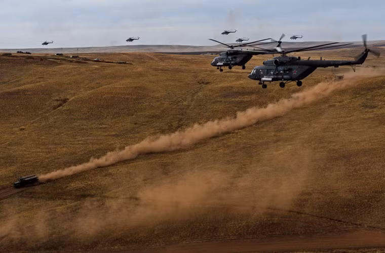 Các trực thăng Mi-8AMTSh chi viện từ trên không cho đội hình cơ giới phía dưới.