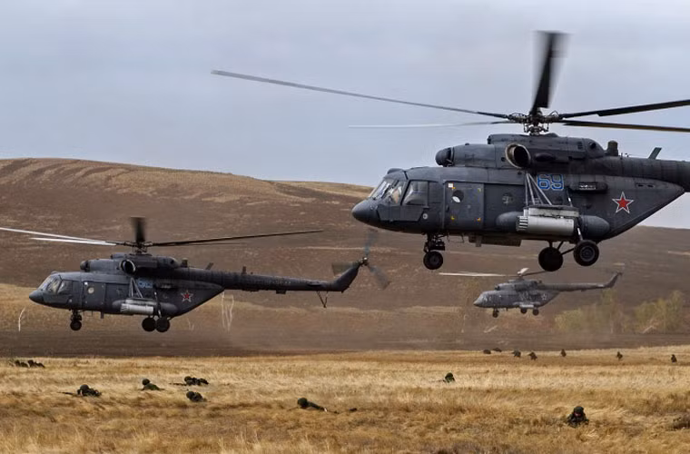 Trực thăng Mi-8AMTSh mang rocket chi viện cho bộ binh.
