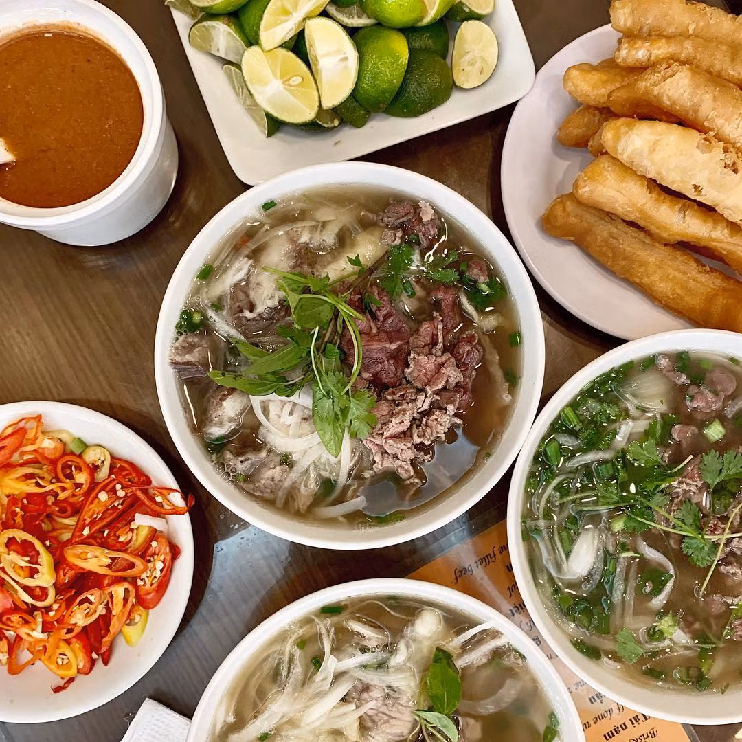  Phở 10 Lý Quốc Sư. Phở 10 Lý Quốc Sư có địa chỉ số 10 Lý Quốc Sư, Hoàng Minh Giám, Thanh Xuân. Lọt vào top những quán phở ngon, Phở 10 Lý Quốc Sư có mặt trên nhiều trang đánh giá ẩm thực nước ngoài. (Ảnh: Nomnomyvr)
