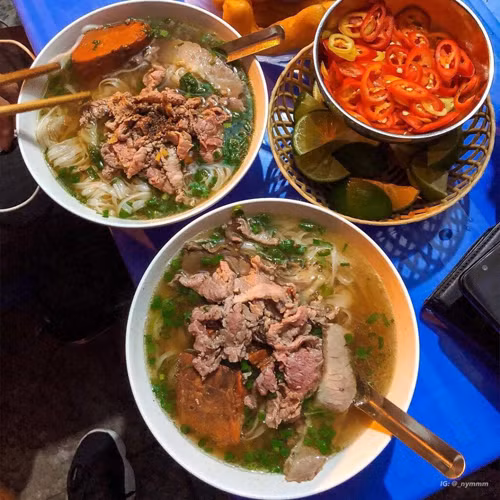  Phở Gánh Hàng Chiếu. Phở Gánh là địa chỉ ăn đêm quen thuộc của người dân và du khách tại khu Phố Cổ. Đúng như tên gọi, Phở Gánh được mở ra gần 30 năm về trước, chỉ từ một đôi quang gánh đơn giản. Hiện thay vì gánh phở vỉa hè, quán đã di chuyển vào cửa hàng gần đó. (Ảnh: Nymmm)