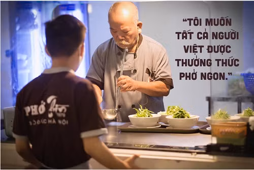 Khác với vị phở truyền thống, nước dùng Phở Thìn Lò Đúc được ninh từ xương có vị béo ngậy, bát phở Thìn Lò Đúc không trong mà có màu hơi đục. Dù khác lạ song hương vị béo giòn vẫn chinh phục nhiều thực khách sành ăn. (Ảnh: Phở Thìn 13 Lò Đúc)