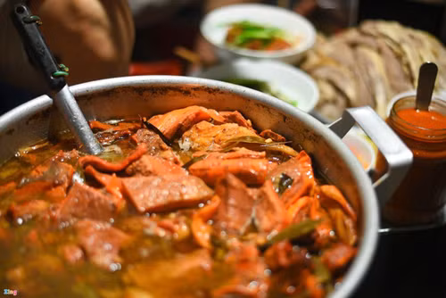 Phở Gánh chinh phục người ăn bởi hương vị đặc biệt thơm ngon của nước phở, bánh phở mềm dai. Người ăn cũng không cần xếp hàng trong đêm như trước. Hiện quán phục vụ từ 4h30-9h, thuận tiện hơn nhiều cho người ăn. (Ảnh: Duy Hiệu/Zing)