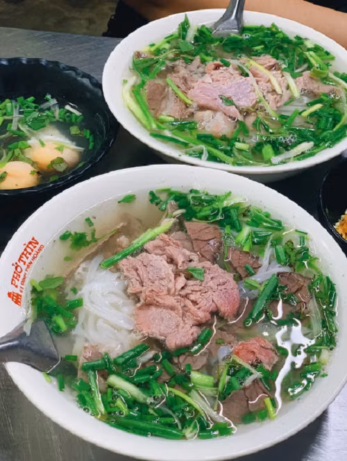  Phở Thìn Bờ Hồ. Phở Thìn Bờ Hồ được mở từ năm 1954, do ông Bùi Chí Thìn (1928-2001) làm chủ. Phở Thìn Bờ Hồ được lòng du khách nhờ bởi hương vị truyền thống, nước dùng trong, thanh ngọt, thịt bò mềm, ngấm gia vị. Quán phục vụ thực đơn đa dạng với các món như phở tái, nạm, gầu...để thực khách đổi món, trải nghiệm nhiều hương vị khác nhau. (Ảnh: Kenh14)