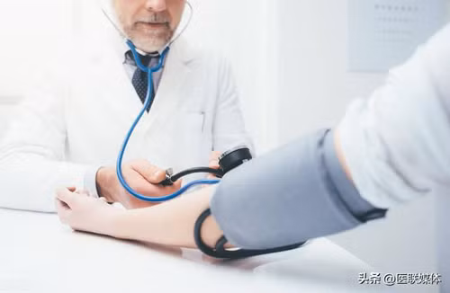 Phân tích thành phần dinh dưỡng của lạc, các nhà khoa học nhận thấy lạc cung cấp protein nhưng cũng chứa chất béo. Ăn lượng nhỏ lạc sẽ không trực tiếp ảnh hưởng đến sự thay đổi huyết áp nhưng ăn quá nhiều, ăn trong thời gian dài sẽ dẫn đến chất béo tích tụ, làm tăng nguy cơ béo phì. Có thể nói, ăn lạc giúp cung cấp dinh dưỡng song chỉ ăn lạc không thể làm giảm huyết áp.