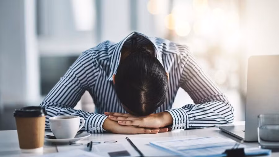 Kết quả là, lượng thực phẩm nạp vào rất nhiều cũng không thể tạo thành năng lượng. Thiếu năng lượng khiến cơ thể lờ đờ, mệt mỏi.