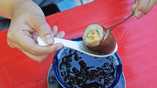 “Chè ma”. “Chè ma” là quán chè có tuổi đời hơn 80 năm trên đường Trần Hưng Đạo B (Quận 5, Thành phố Hồ Chí Minh). Tên gọi độc lạ này đơn giản bắt nguồn từ việc cửa hàng mở đến khuya muộn, thực khách thưởng thức món ăn dưới ánh đèn đường yếu ớt, không liên quan đến yếu tố tâm linh. (Ảnh: Di Vỹ)