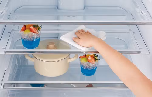 Tủ lạnh. Tủ lạnh là vật dụng gần như nhà nào cũng có, dùng để bảo quản thực phẩm. Vậy nhưng, tủ lạnh quá đầy, không khí không thể lưu thông bình thường sẽ khiến nhiệt độ trong tủ tăng cao, thực phẩm nhanh hỏng hơn. Bên cạnh đó, bảo quản thực phẩm sống chín trong cùng 1 không gian có thể gây nhiễm chéo, ngộ độc thực phẩm.
