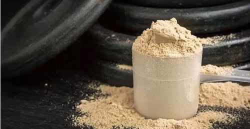 Đáng lưu ý, hầu hết các thực phẩm tự nhiên đều chứa lượng protein nhất định. Những người khỏe mạnh đều có thể nạp protein dễ dàng từ thực phẩm. Chỉ phụ nữ mang thai, trẻ em hoặc người mới khỏi ốm nặng mới có nhu cầu cao về protein, cần dùng tới thực phẩm bổ sung. (Ảnh minh họa)