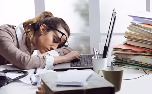 Thiếu ngủ. Tương tự thức khuya, thức dậy quá sớm khiến cơ thể không có đủ thời gian nghỉ ngơi, dẫn tới thiếu ngủ. Ngoài tình trạng mệt mỏi, chóng mặt, giảm tập trung,... thức dậy quá sớm còn khiến cơ thể rơi vào tình trạng rối loạn chức năng miễn dịch. Nếu không khắc phục, cơ thể dễ đối diện các vấn đề sức khỏe.