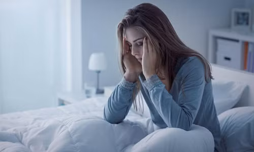 Chia sẻ với Lifetimes, bác sĩ Guo Xiheng (trưởng Khoa Hô hấp và Hồi sức tích cực, Bệnh viện Triều Dương Bắc Kinh) và bác sĩ Shi Ming (đến từ Trung tâm Lưu trữ TCM Thượng Hải, Trung Quốc) nhấn mạnh thức dậy sớm đôi khi không phải là dấu hiệu cơ thể khỏe mạnh. Nó có thể là dấu hiệu chứng mất ngủ hoặc các vấn đề về giấc ngủ khác.