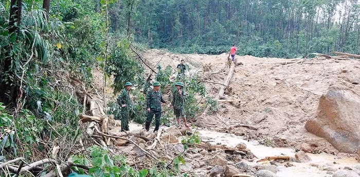 Tất cả đã bị san phẳng, một đống sạt lở khổng lồ. (Ảnh: Facebook Dương Phong).