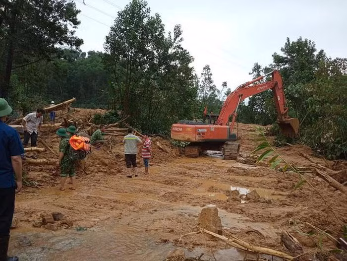 Lực lượng chức năng vẫn đang tích cực tìm kiếm những người bị mất tích. Ảnh: facebook: Dương Phong.