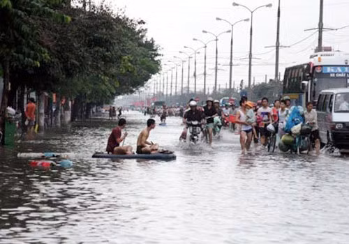 Thiệt hại do trận lụt gây ra là rất lớn, tại Hà Nội đã có 17 người thiệt mạng, tuyến đê sông Hồng bị sạt mái, gần 13.000 hộ dân ven đê ngập nhà cửa, các hồ chứa bị tràn nước. Tổng thiệt hại ước tính ít nhất là 3.000 tỷ đồng. 
