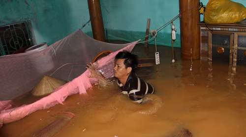 Trận lũ lụt đã làm 32 người chết và mất tích, hàng chục ngàn ngôi nhà bị ngập, giao thông tê liệt. Lũ lớn còn đe dọa sự an toàn của các đập thủy điện, làm hàng chục ngàn người phải đi sơ tán. 