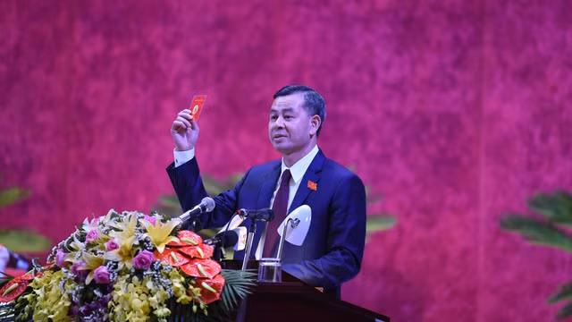 Ông Ngô Văn Tuấn sinh năm 1971, quê Bắc Ninh được bầu làm tân Bí thư Tỉnh ủy Hòa Bình. Ngày 3/10, tại Đại hội Đảng bộ tỉnh Hòa Bình lần thứ XVII đã tiến hành bầu đại biểu dự Đại hội đại biểu toàn quốc lần XIII của Đảng. Ông Ngô Văn Tuấn, Phó Bí thư Tỉnh ủy Hòa Bình nhiệm kỳ 2015 - 2020, được bầu giữ chức Bí thư Tỉnh ủy Hòa Bình nhiệm kỳ 2020 - 2025. 
