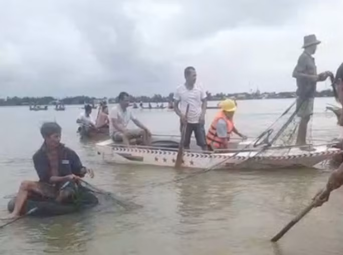Hết đau thương này đến đau thương khác tại huyện Duy Xuyên, tỉnh Quảng Nam cũng vào ngày 12/10, nơi đây tiếp tục xảy ra vụ hai em Hứa Thị Kiều V. (SN 2007, học lớp 8) và em Hứa Đại C. (SN 2005, học lớp 10, cả hai cùng trú xã Duy Phước) rủ nhau ra bờ ruộng ngập nước sâu ở thôn Kiều Châu (xã Duy Phước) chơi và bị trượt chân ngã xuống vùng nước sâu chảy xiết rồi mất tích trong dòng nước lũ, đến chiều cùng ngày thi thể các em đã được tìm thấy.