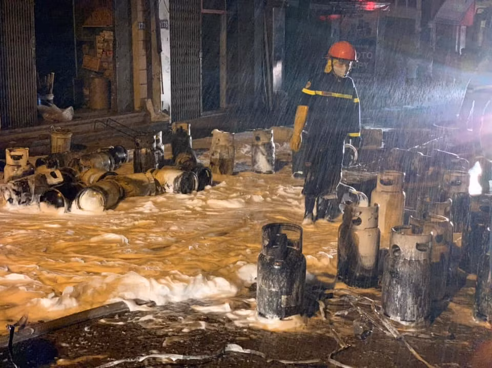 Sau 1 giờ đồng hồ, đám cháy cơ bản được khống chế hoàn toàn, các bình gas được di chuyển ra phía ngoài không để ảnh hưởng đến đám cháy. 